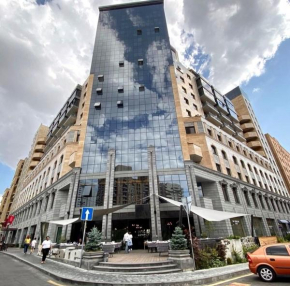 Modern Apartment +Balcony next to Republic Square, City Center